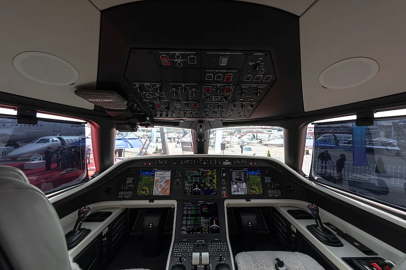 Charter-Embraer-Legacy-500-Flight-Deck