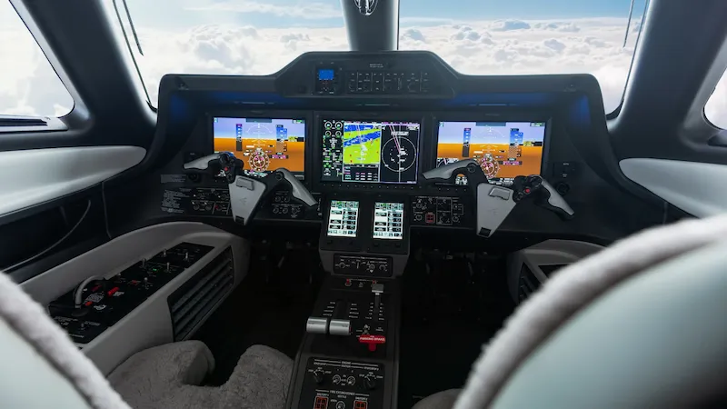 Charter-Embraer-Phenom-300E-flydeck