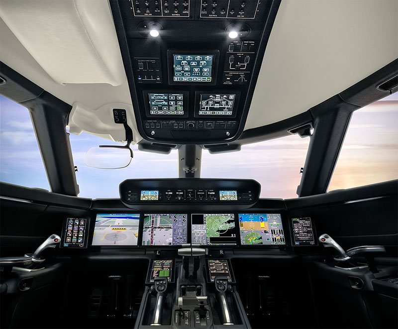 Gulfstream G450 flight deck with PlaneView avionics suite and cockpit controls